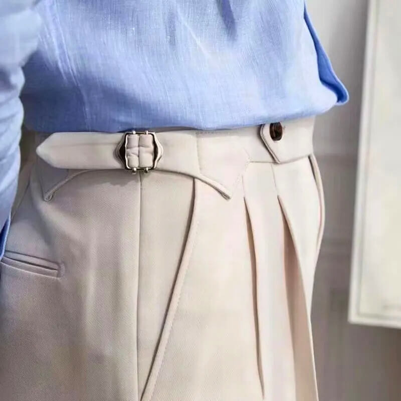 Modern, casual men's shorts in knee length