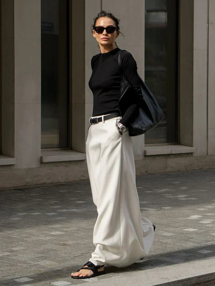 Elegant H-cut skirt with a simple and refined design, perfect for a classic and sophisticated look