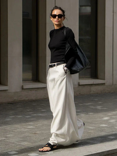 Elegant H-cut skirt with a simple and refined design, perfect for a classic and sophisticated look