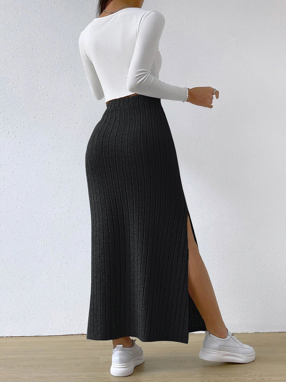 Knitted skirt with side slit comfortable and refined, ideal for a casual and modern look