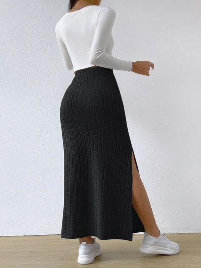 Knitted skirt with side slit comfortable and refined, ideal for a casual and modern look