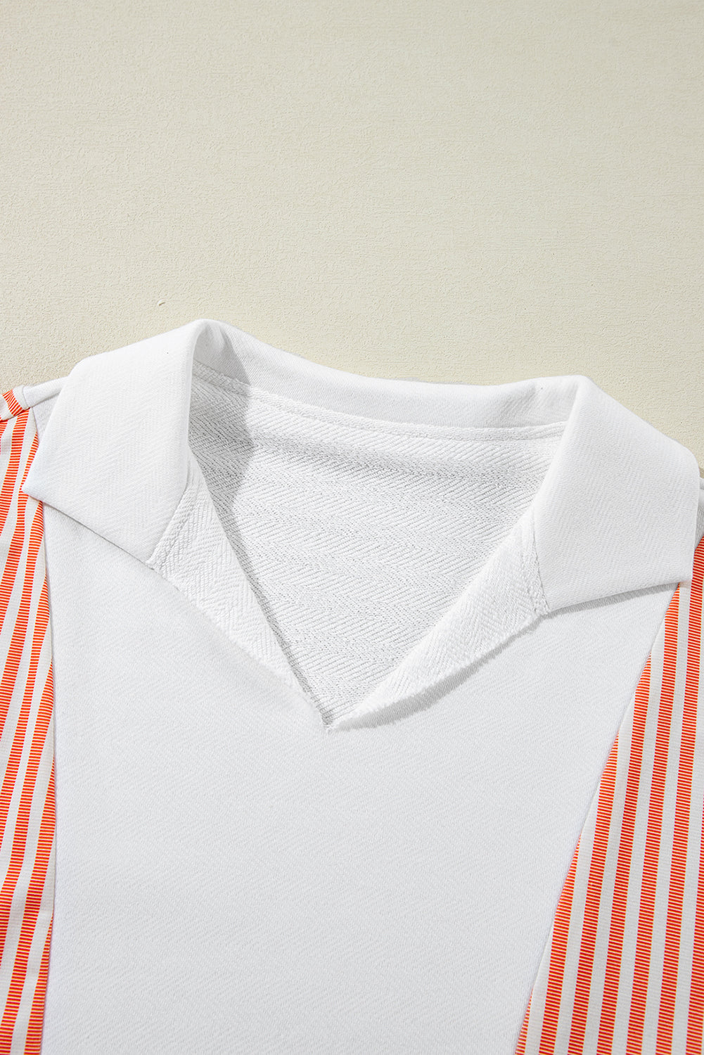 Vale - Oversized sweatshirt with stripes and contrasting V-neckline