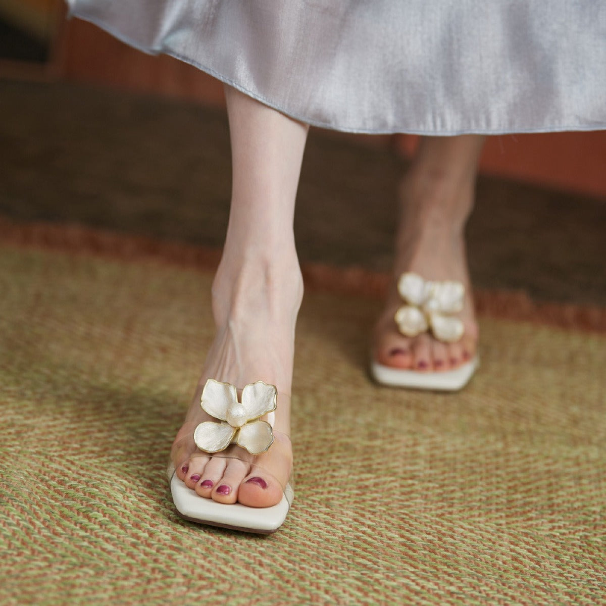 Women's sandals with elegant golden pearl style flower - Liora