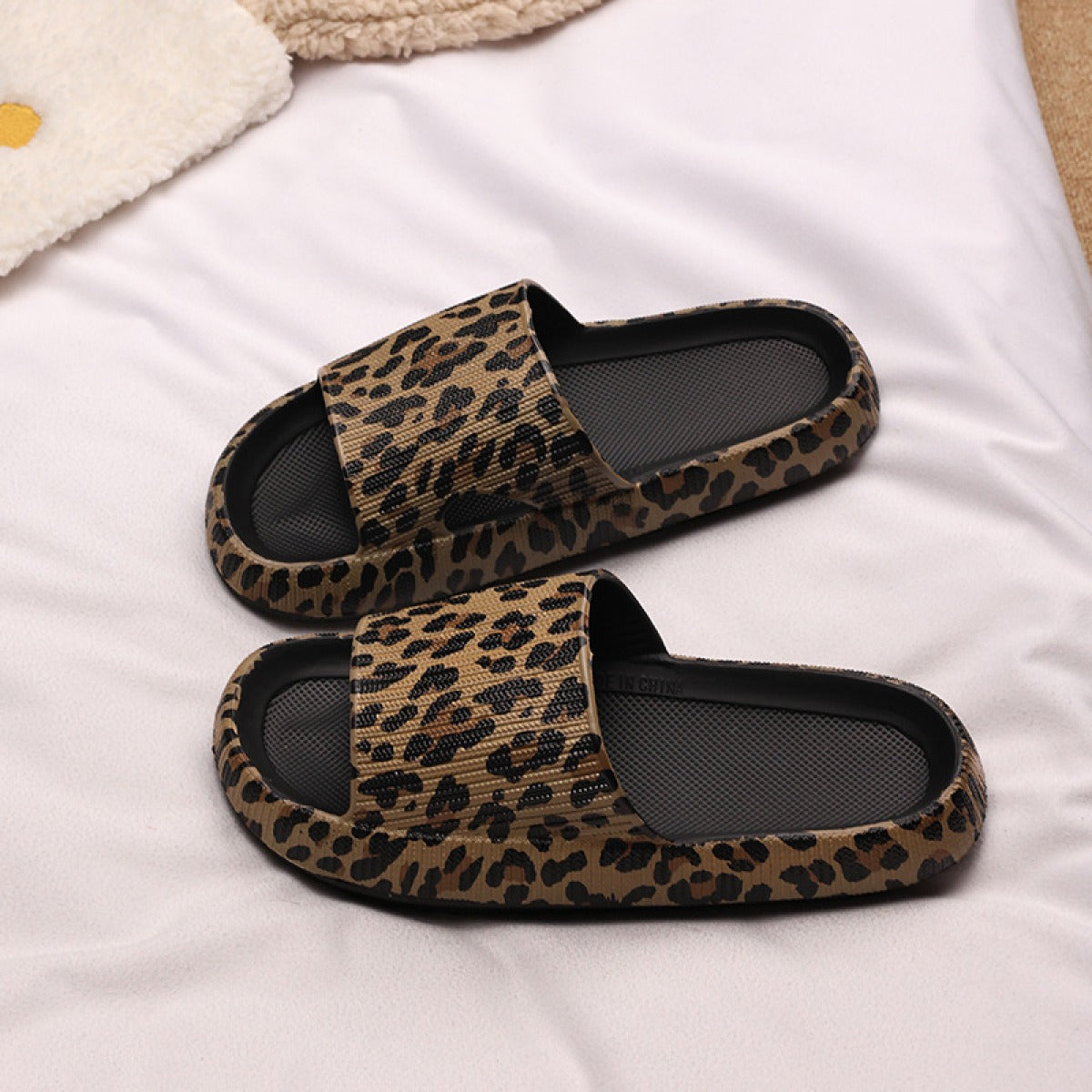 Women's slippers with leopard print - Malika