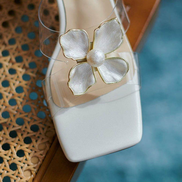 Women's sandals with elegant golden pearl style flower - Liora