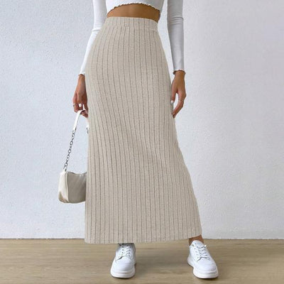 Knitted skirt with side slit comfortable and refined, ideal for a casual and modern look