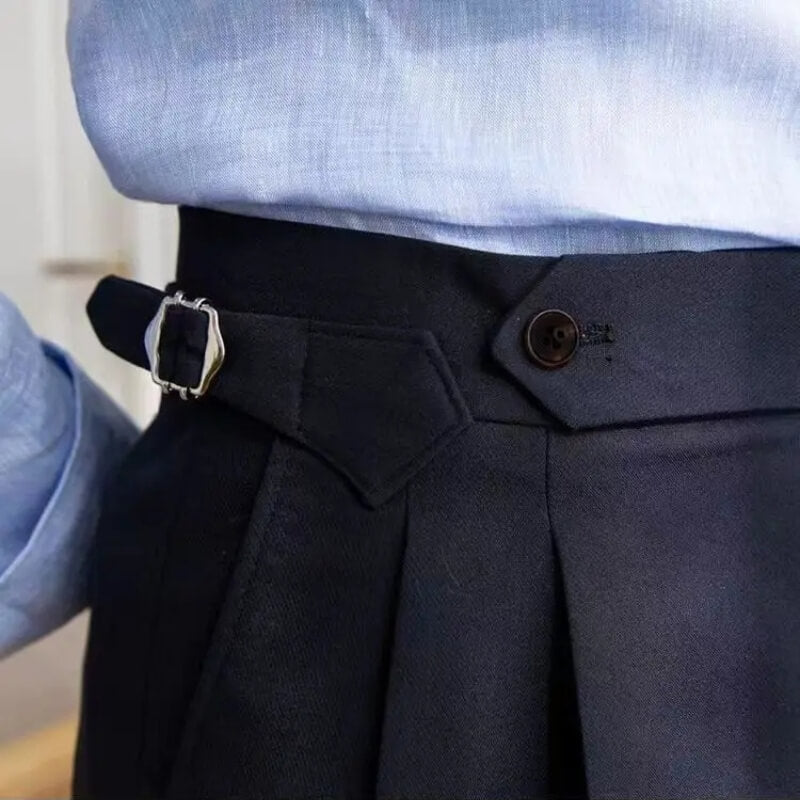 Modern, casual men's shorts in knee length