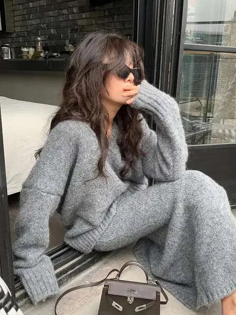 Women's knitted suit with V-neck top and matching skirt, elegant and versatile for a feminine and contemporary look