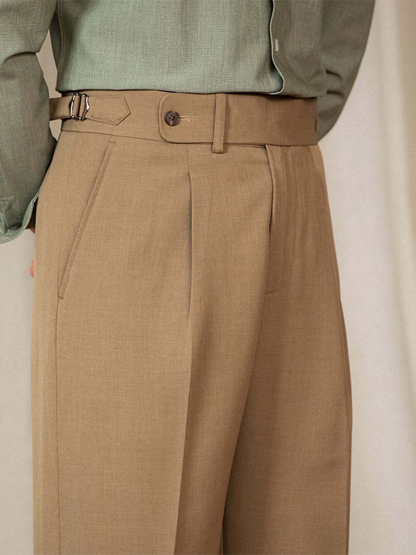 High-waisted, casual men's trousers in old money style