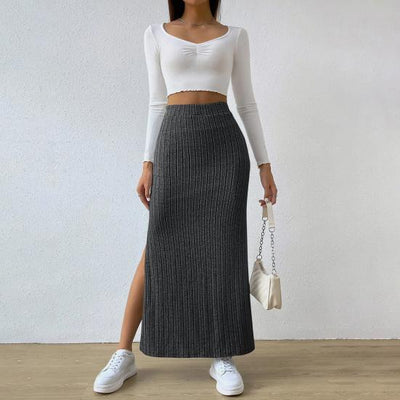 Knitted skirt with side slit comfortable and refined, ideal for a casual and modern look