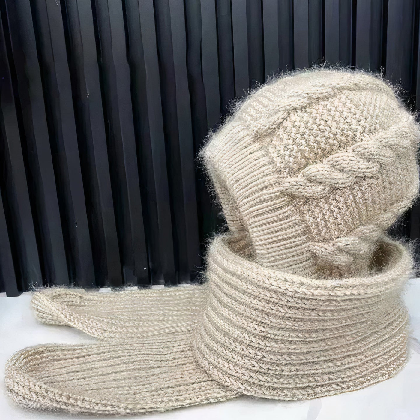 2-in-1 woollen hat + scarf