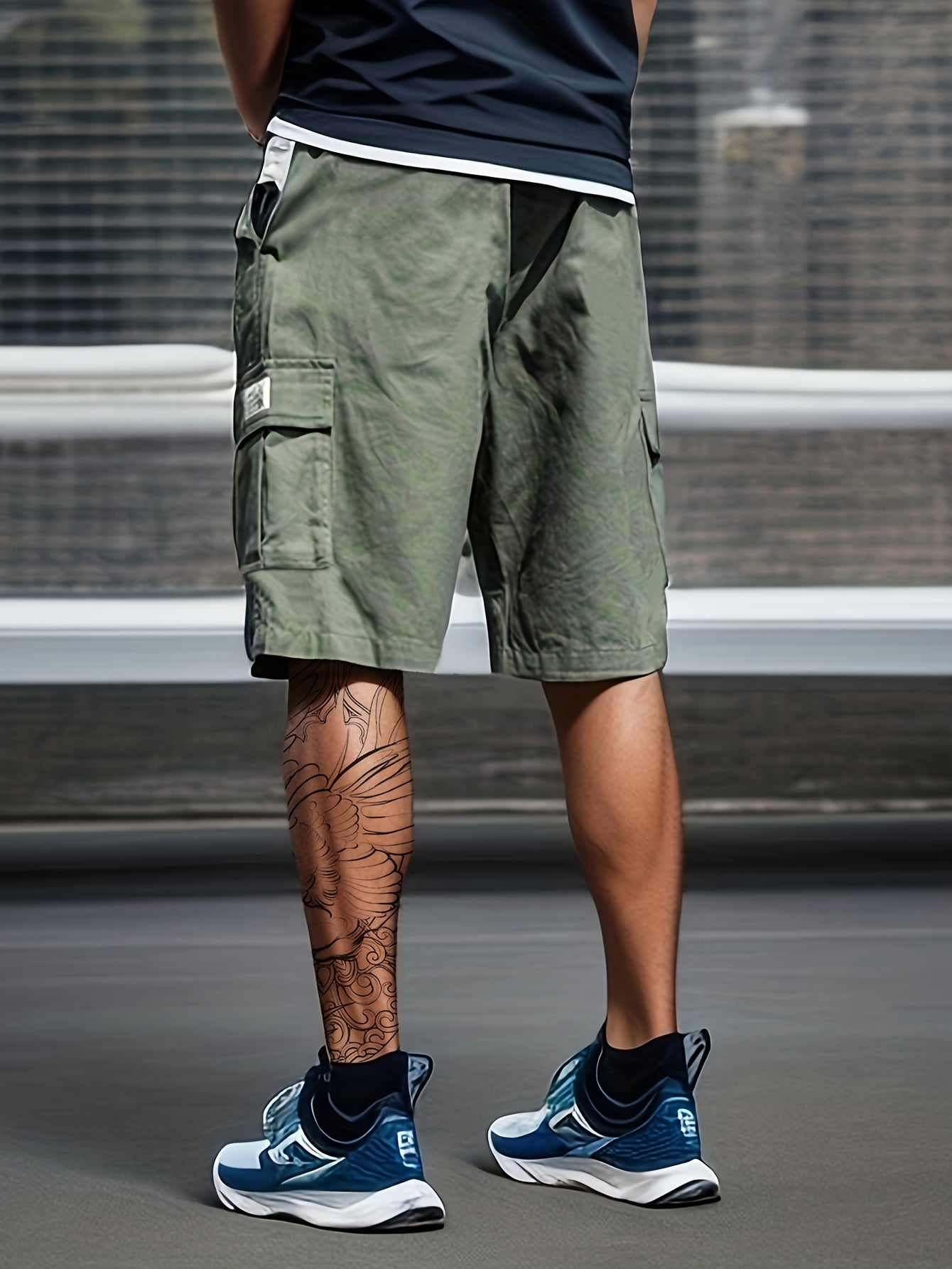 Casual men's cargo shorts with multiple pockets
