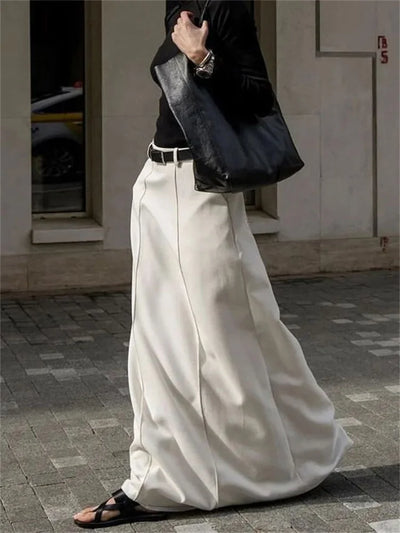 Elegant H-cut skirt with a simple and refined design, perfect for a classic and sophisticated look