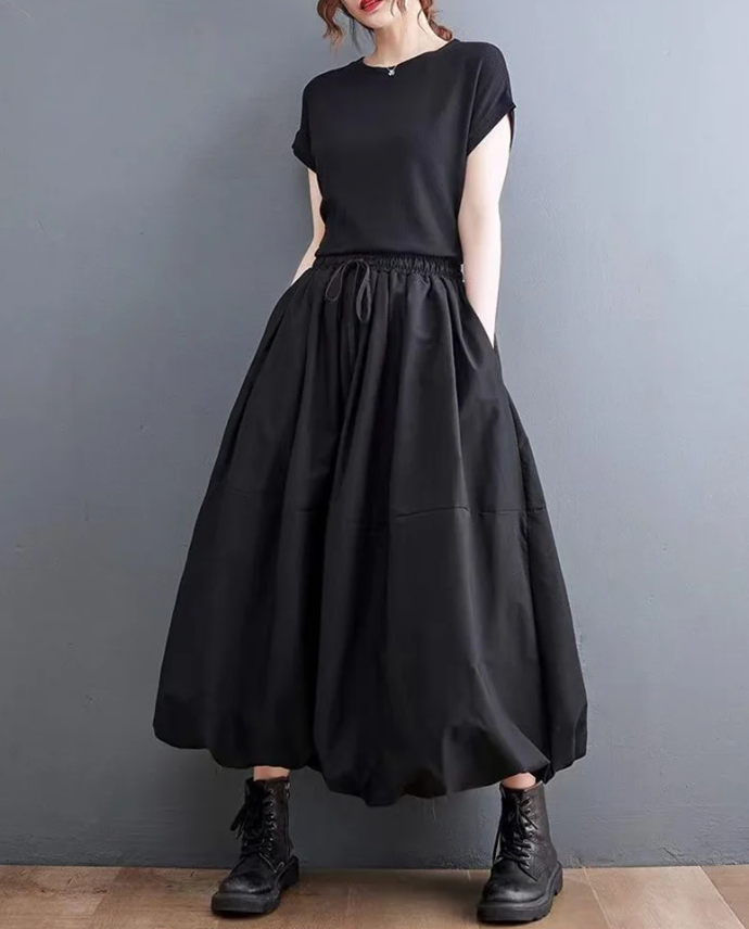 Plain black balloon skirt with a voluminous and modern design, perfect for a trendy and versatile look