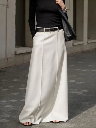 Elegant H-cut skirt with a simple and refined design, perfect for a classic and sophisticated look