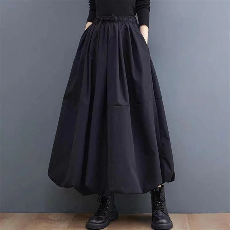 Plain black balloon skirt with a voluminous and modern design, perfect for a trendy and versatile look