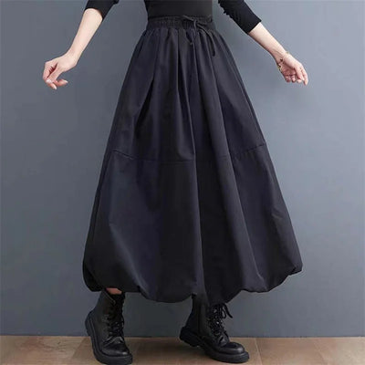 Plain black balloon skirt with a voluminous and modern design, perfect for a trendy and versatile look