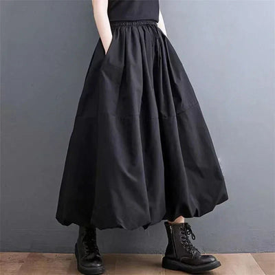 Plain black balloon skirt with a voluminous and modern design, perfect for a trendy and versatile look