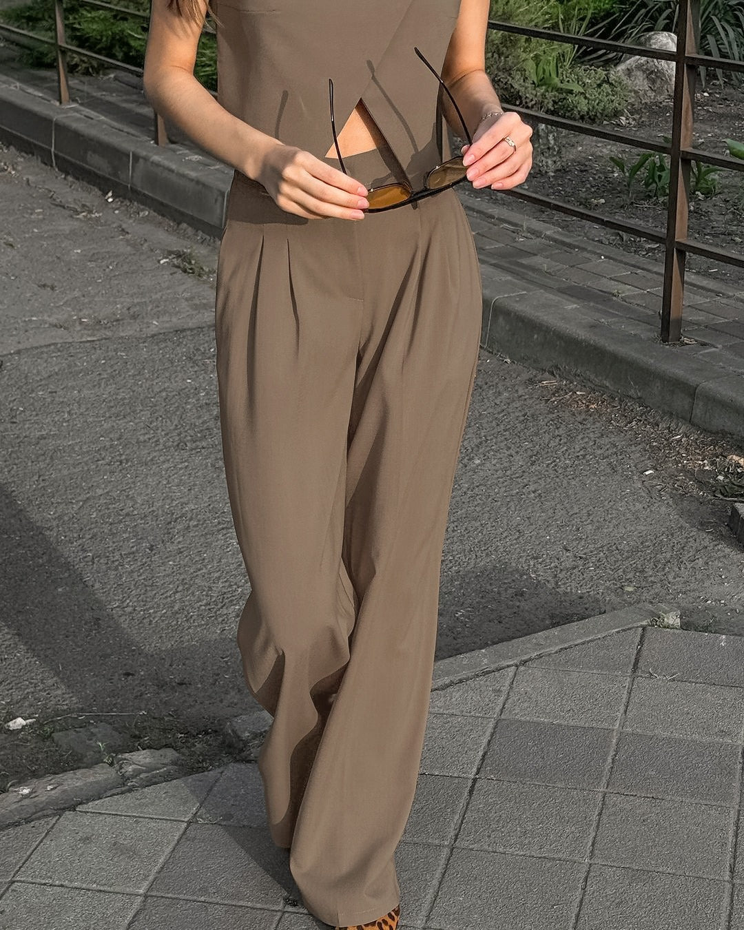 Women's sleeveless set structured top + brown fluid trousers - Siena