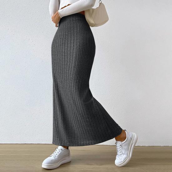 Knitted skirt with side slit comfortable and refined, ideal for a casual and modern look