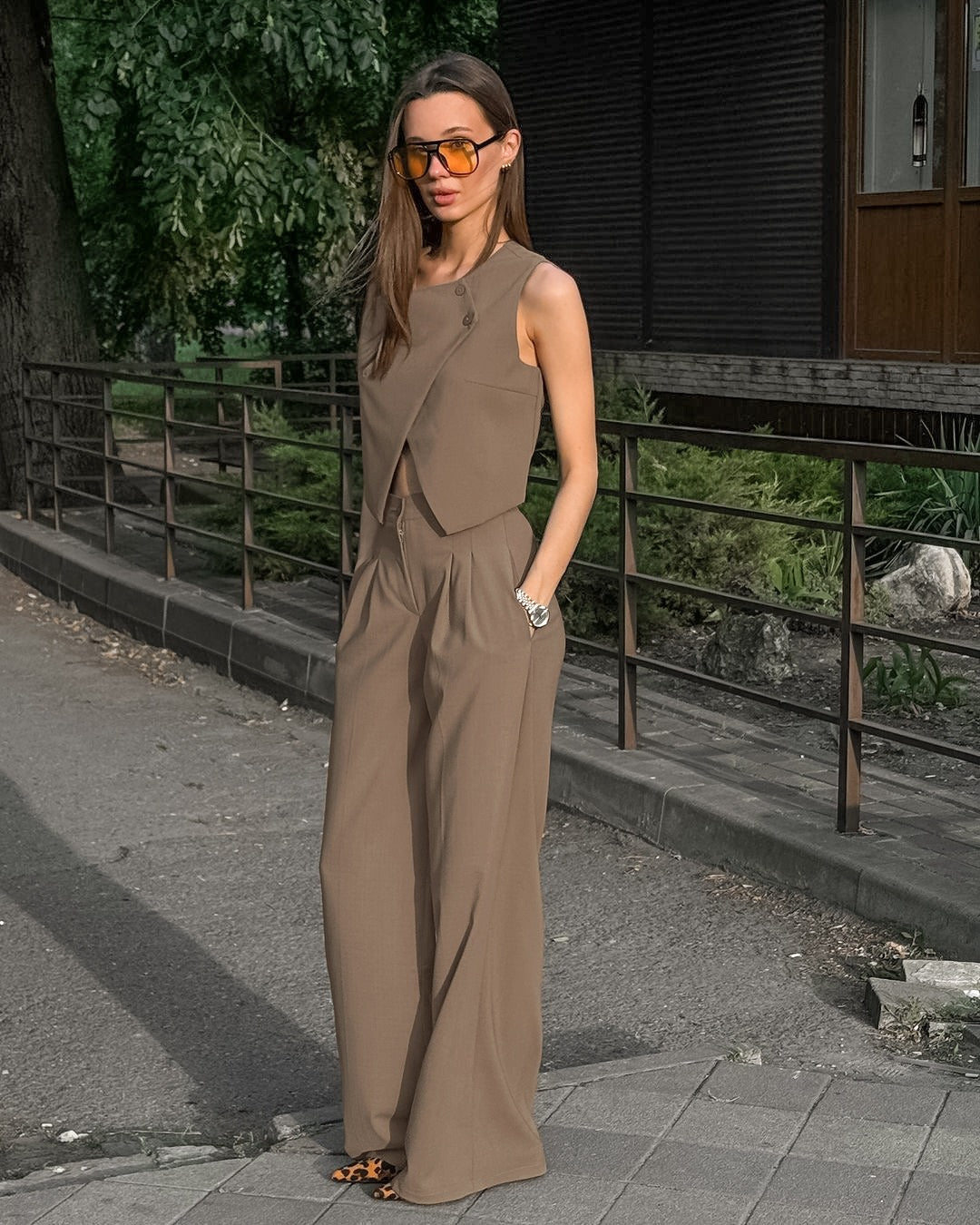 Women's sleeveless set structured top + brown fluid trousers - Siena