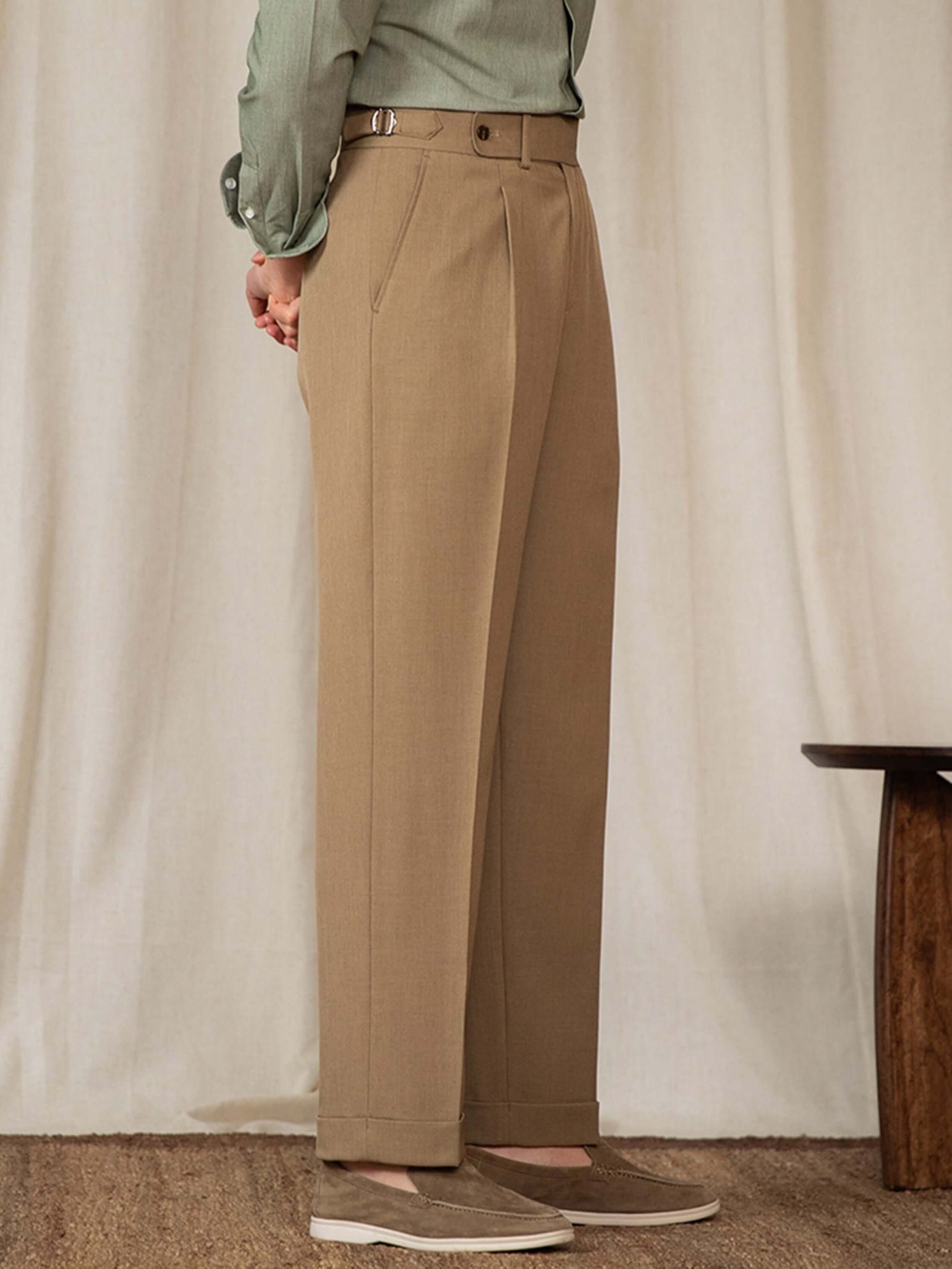 High-waisted, casual men's trousers in old money style