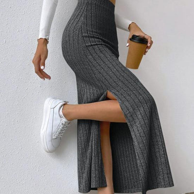 Knitted skirt with side slit comfortable and refined, ideal for a casual and modern look