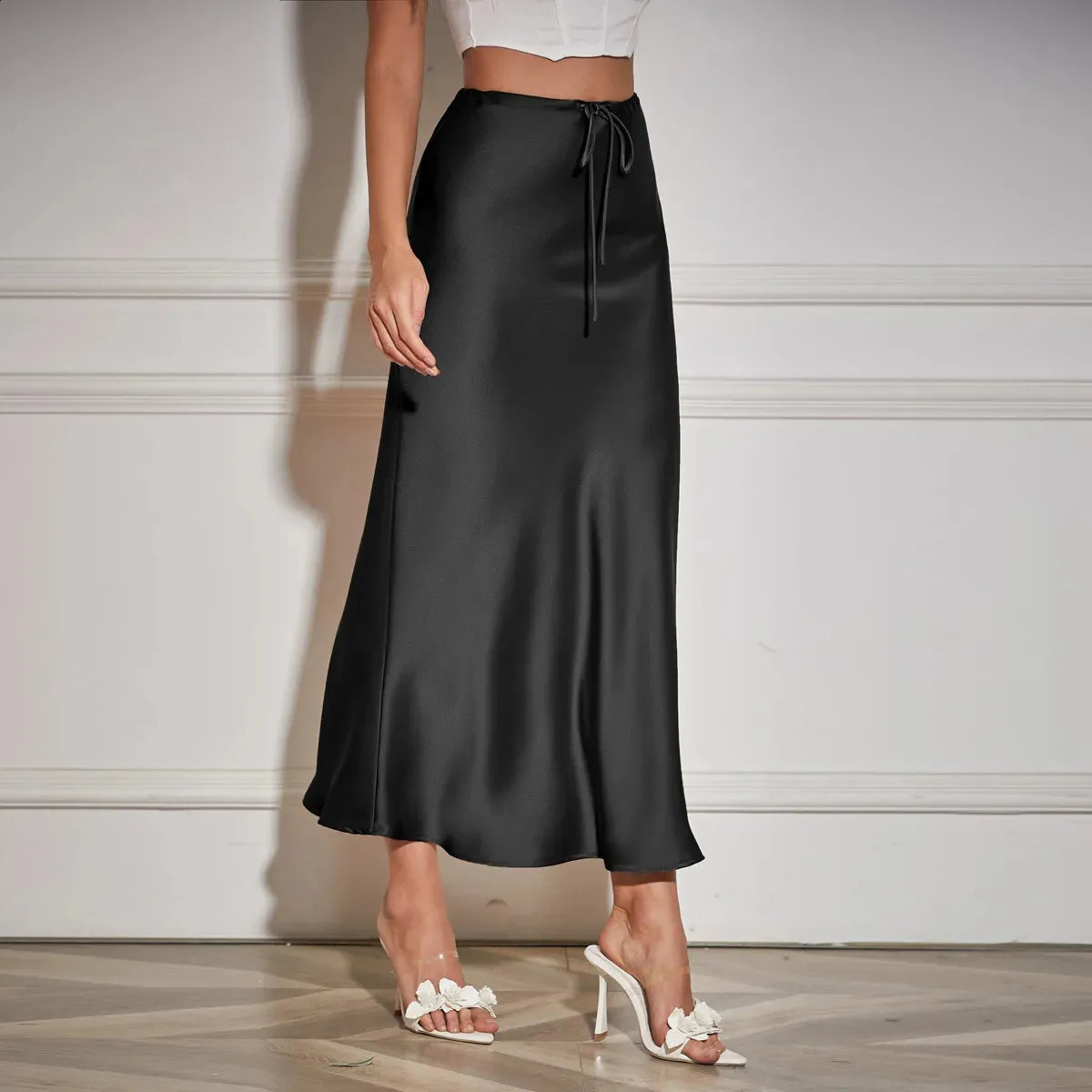 High-waisted satin skirt with ties, elegant and trendy perfect for a sophisticated and modern look