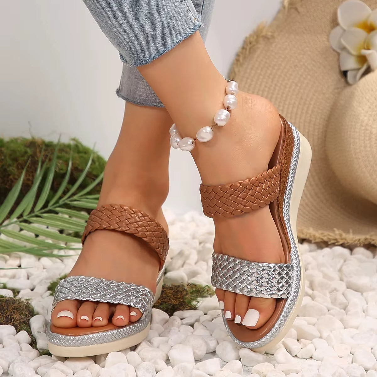 Women's woven strappy sandals with ergonomic sole - Mónica