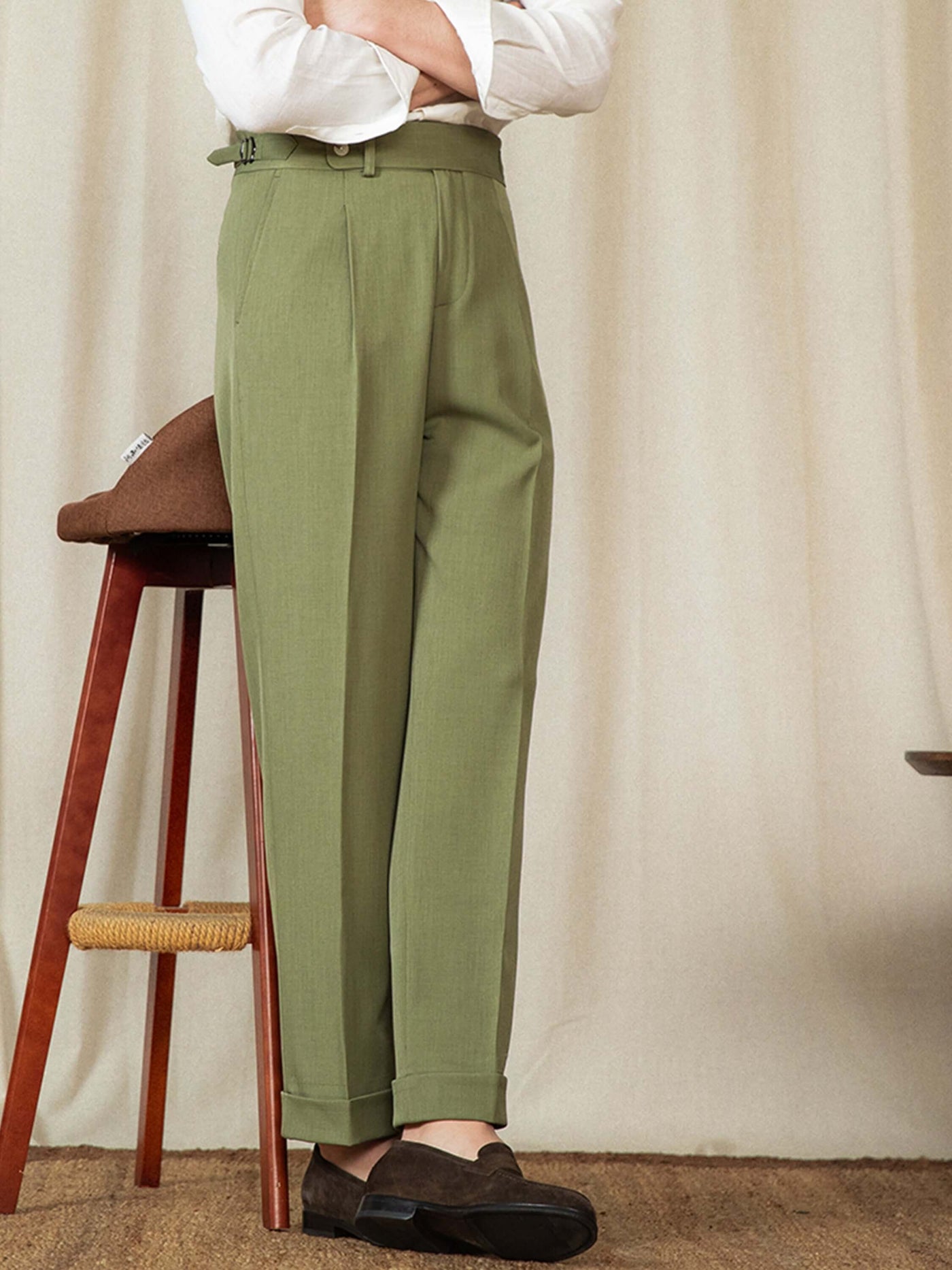 High-waisted, casual men's trousers in old money style