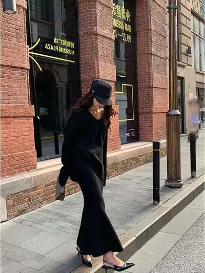 Women's knitted suit with V-neck top and matching skirt, elegant and versatile for a feminine and contemporary look