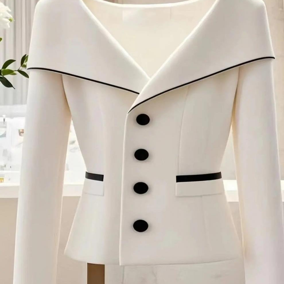 Women's fitted blazer with wide collar and contrasting buttons - Maïa