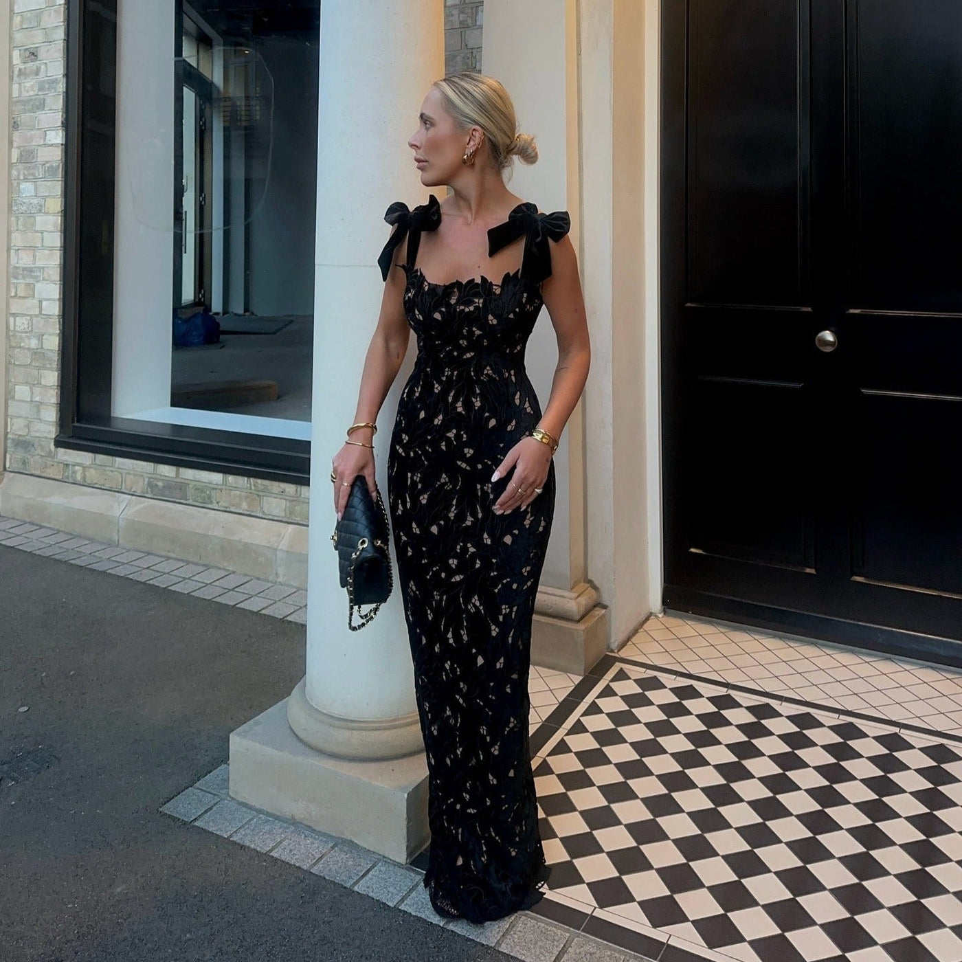 Fitted dress with floral lace and bows - Roselina