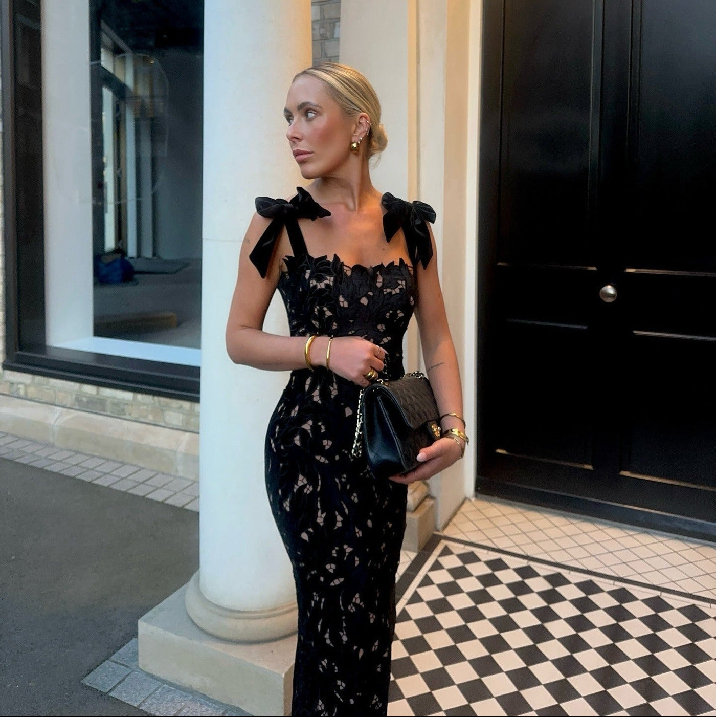 Fitted dress with floral lace and bows - Roselina