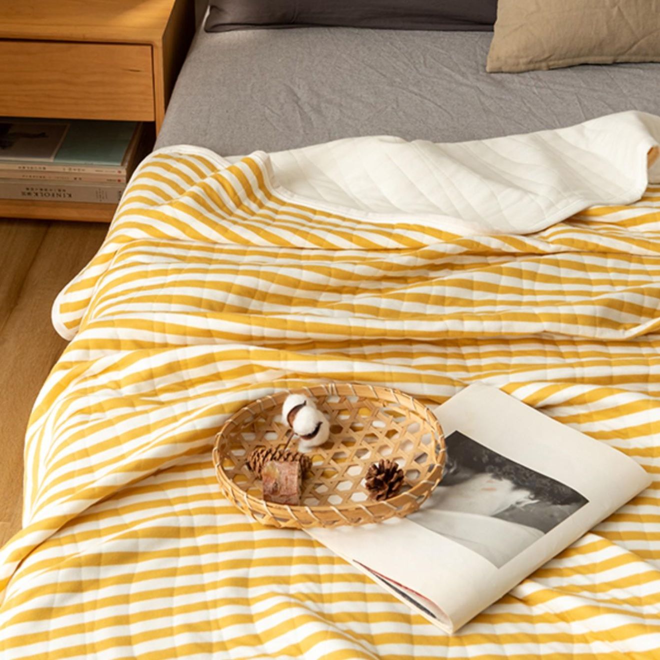 Lightweight breathable summer comforter