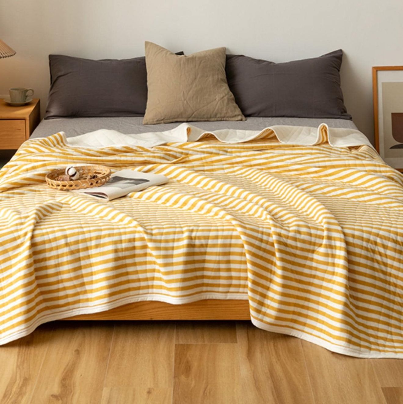 Lightweight breathable summer comforter