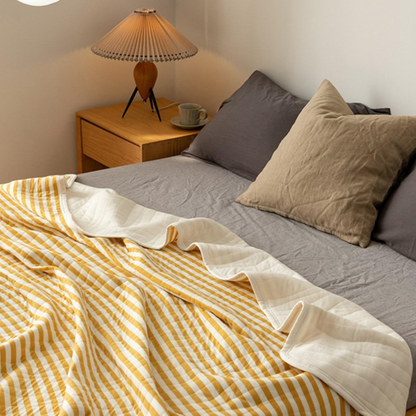 Lightweight breathable summer comforter