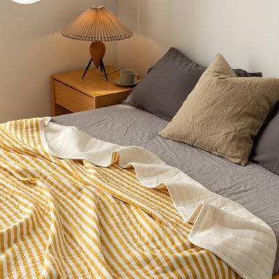 Lightweight breathable summer comforter