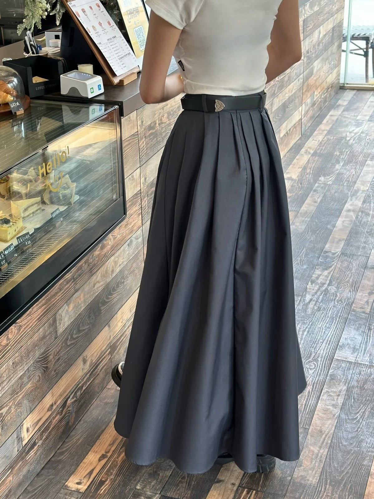 Elegant and feminine high-waist pleated skirt perfect for a sophisticated and versatile look