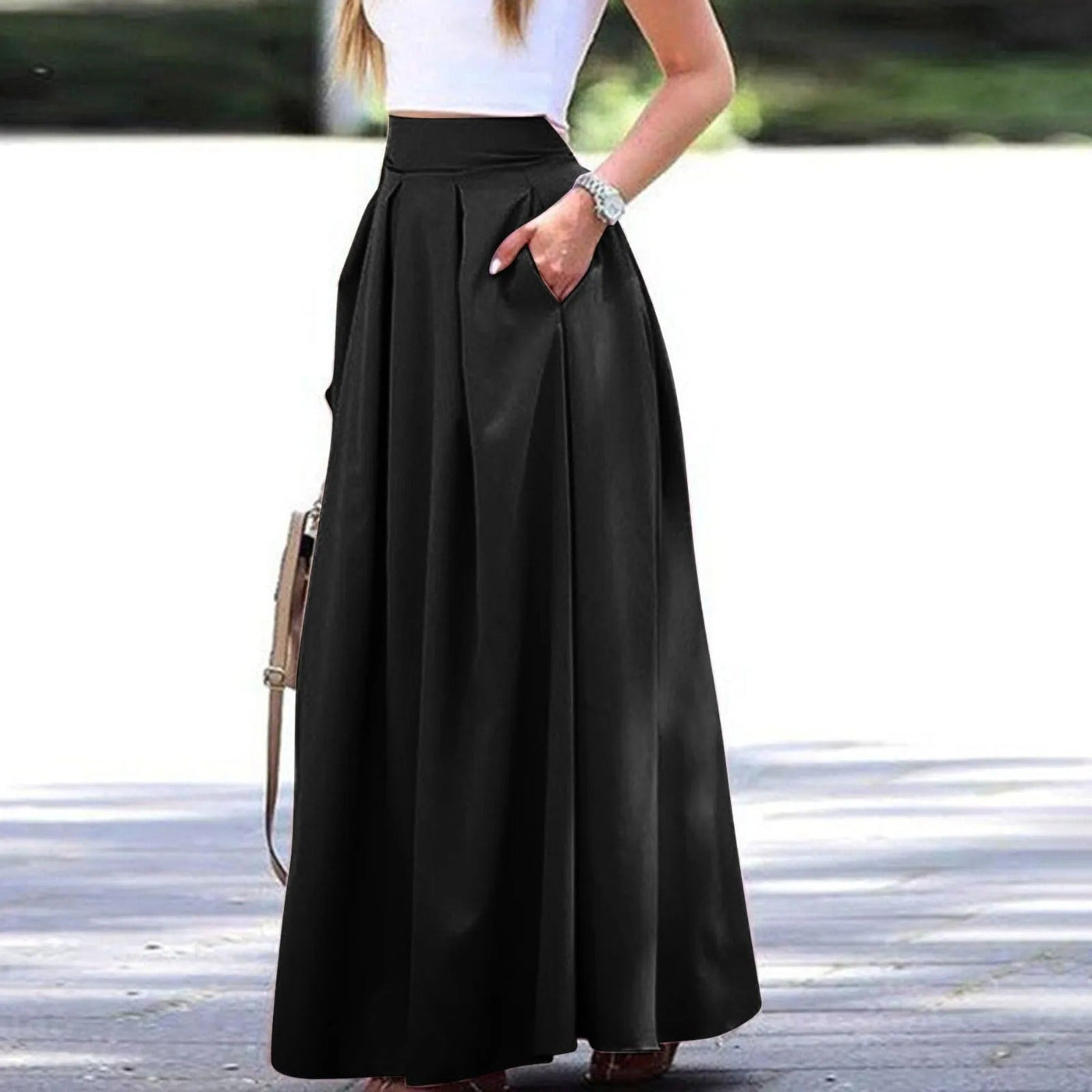 Elegant and fluid high-waist pleated skirt, ideal for a sophisticated and feminine look