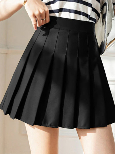Modern and versatile high-waisted miniskirt ideal for casual and trendy looks