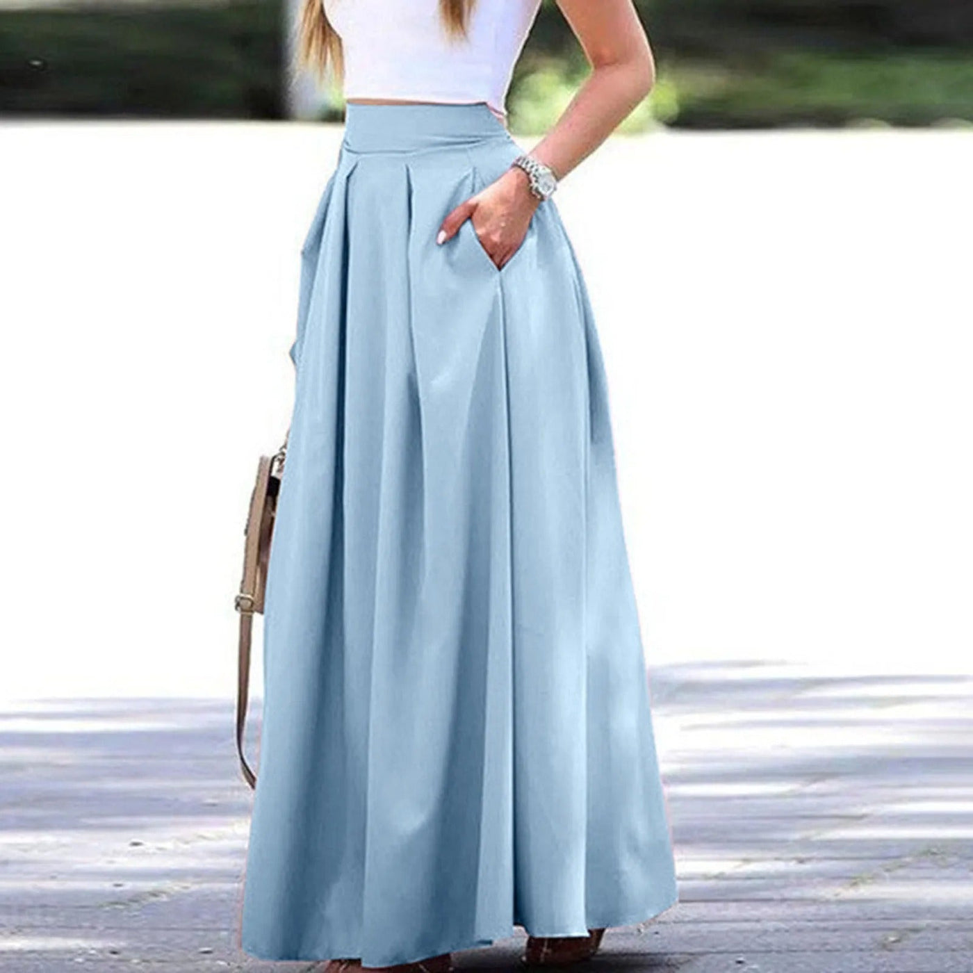 Elegant and fluid high-waist pleated skirt, ideal for a sophisticated and feminine look