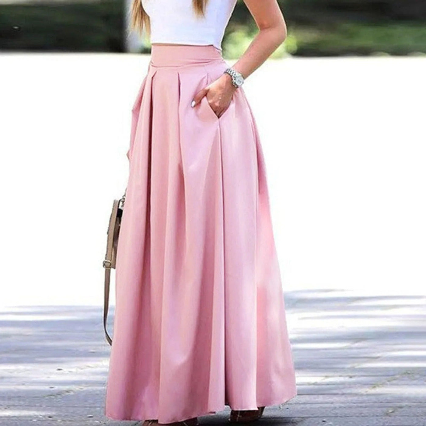 Elegant and fluid high-waist pleated skirt, ideal for a sophisticated and feminine look