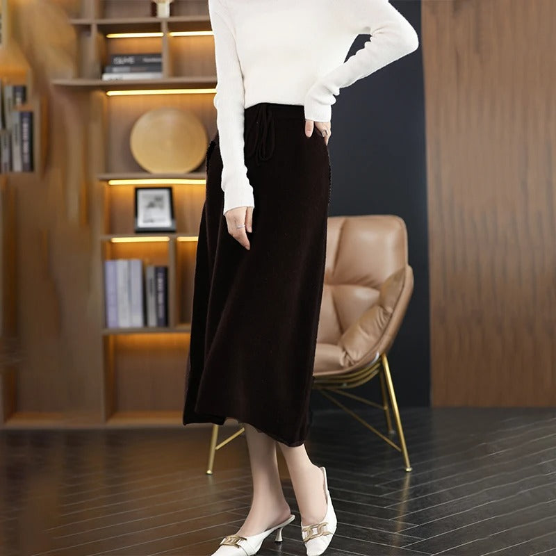 Wool winter skirt with close-fitting, warm and refined fit ideal for an elegant and comfortable look on cold days