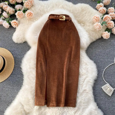 Corduroy skirt with side slit and high waist, elegant and refined perfect for a sophisticated and trendy look