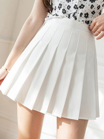Modern and versatile high-waisted miniskirt ideal for casual and trendy looks