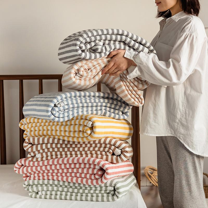 Lightweight breathable summer comforter